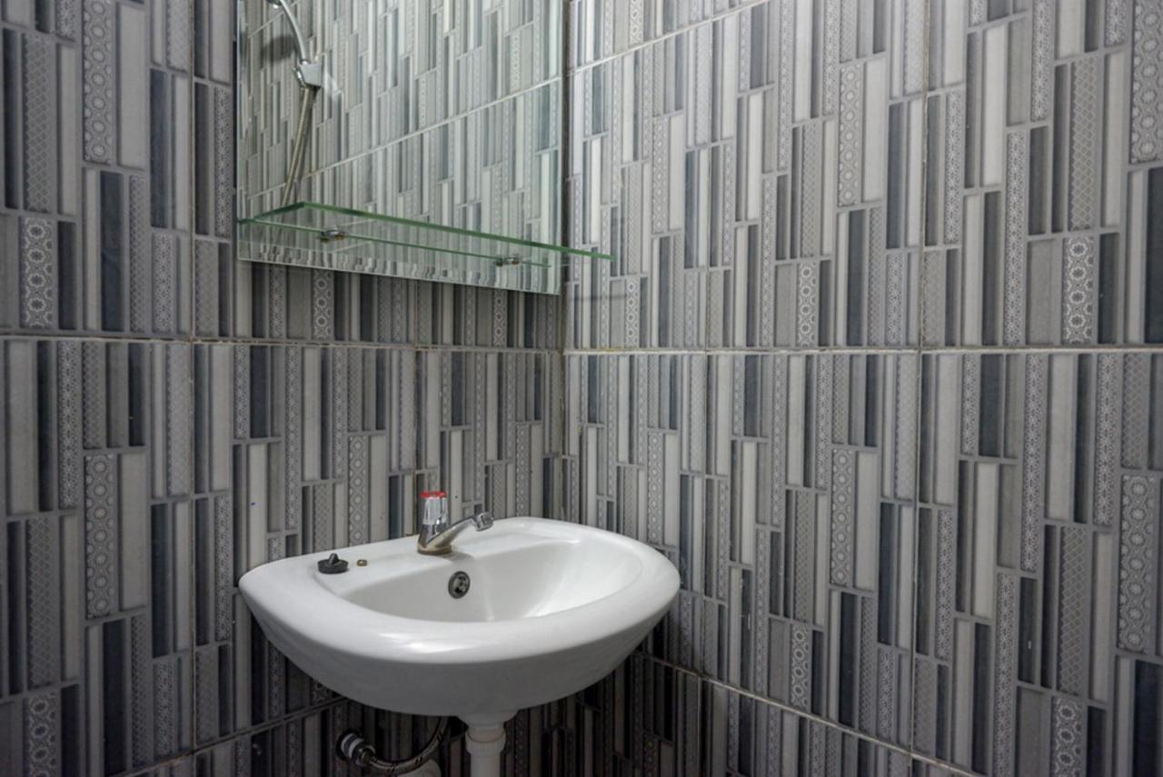 Готель Reddoorz @ Jalan Gatot Subroto Семаранг Екстер'єр фото
