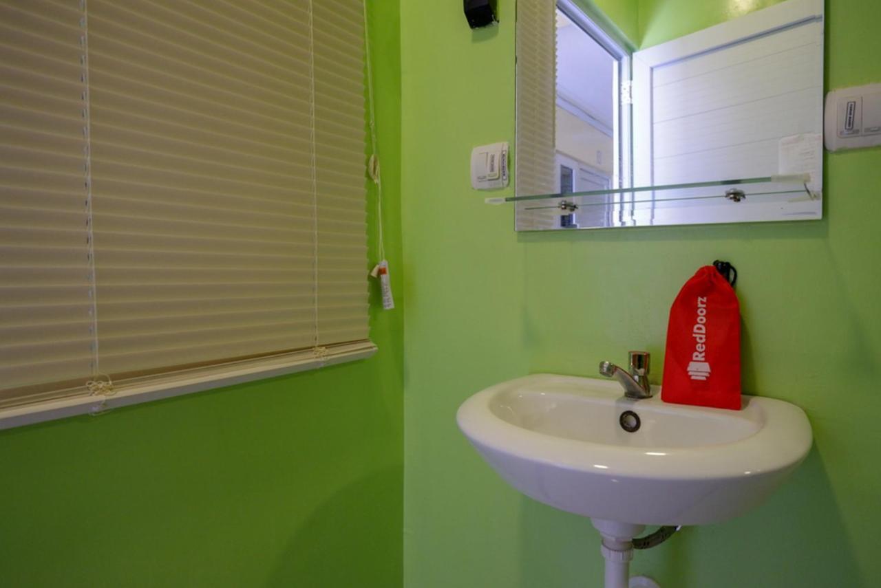 Готель Reddoorz @ Jalan Gatot Subroto Семаранг Екстер'єр фото