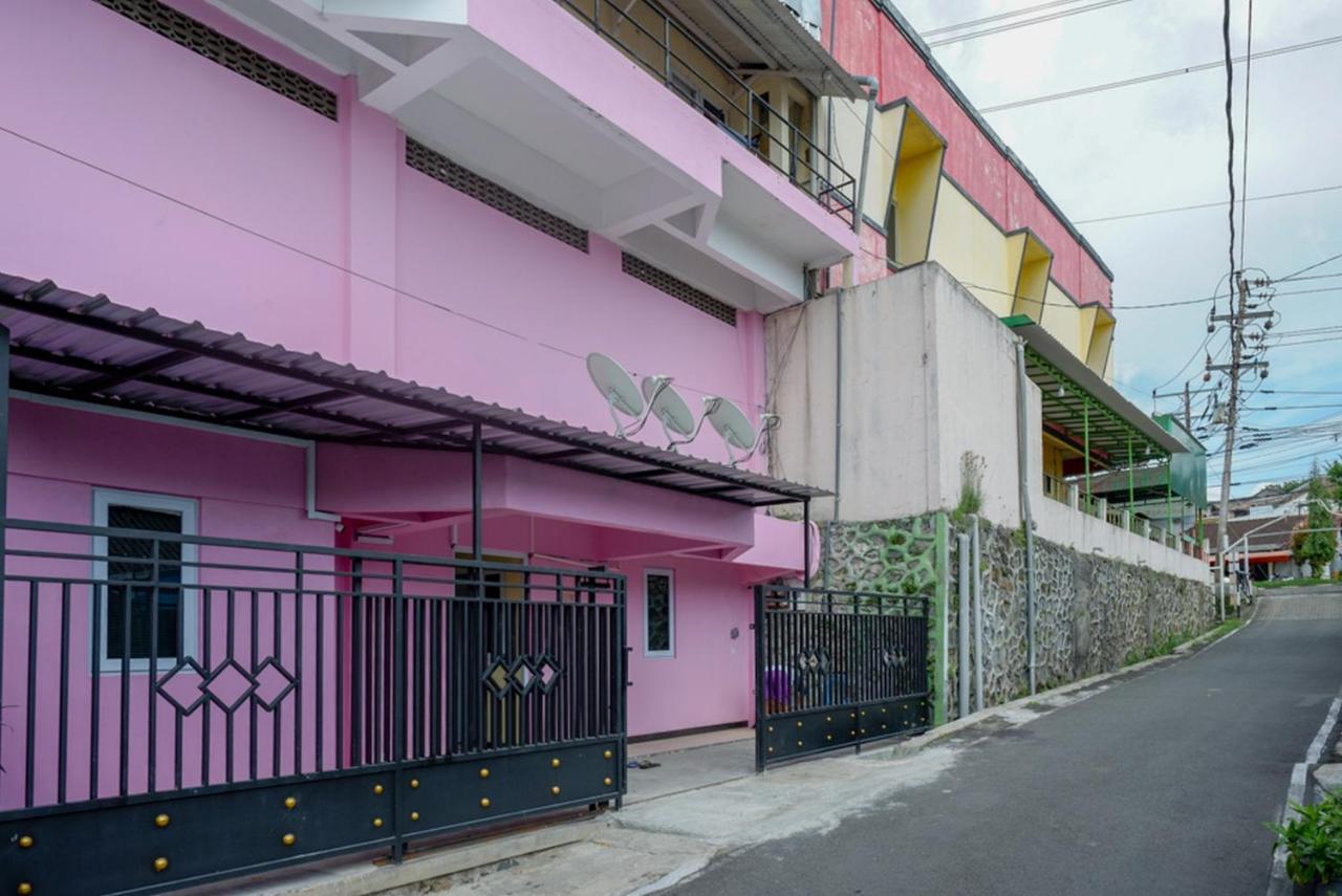 Готель Reddoorz @ Jalan Gatot Subroto Семаранг Екстер'єр фото