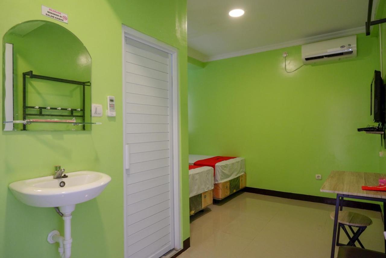 Готель Reddoorz @ Jalan Gatot Subroto Семаранг Екстер'єр фото
