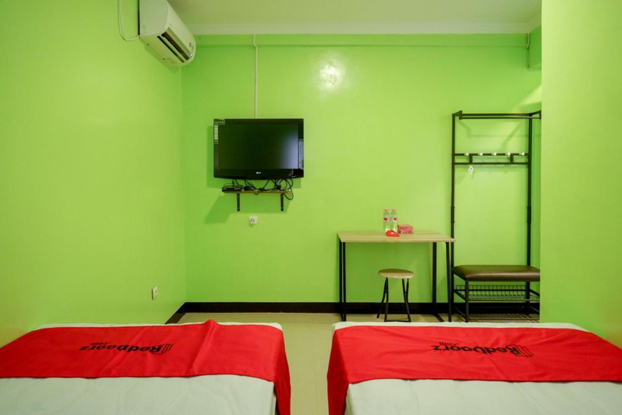 Готель Reddoorz @ Jalan Gatot Subroto Семаранг Екстер'єр фото