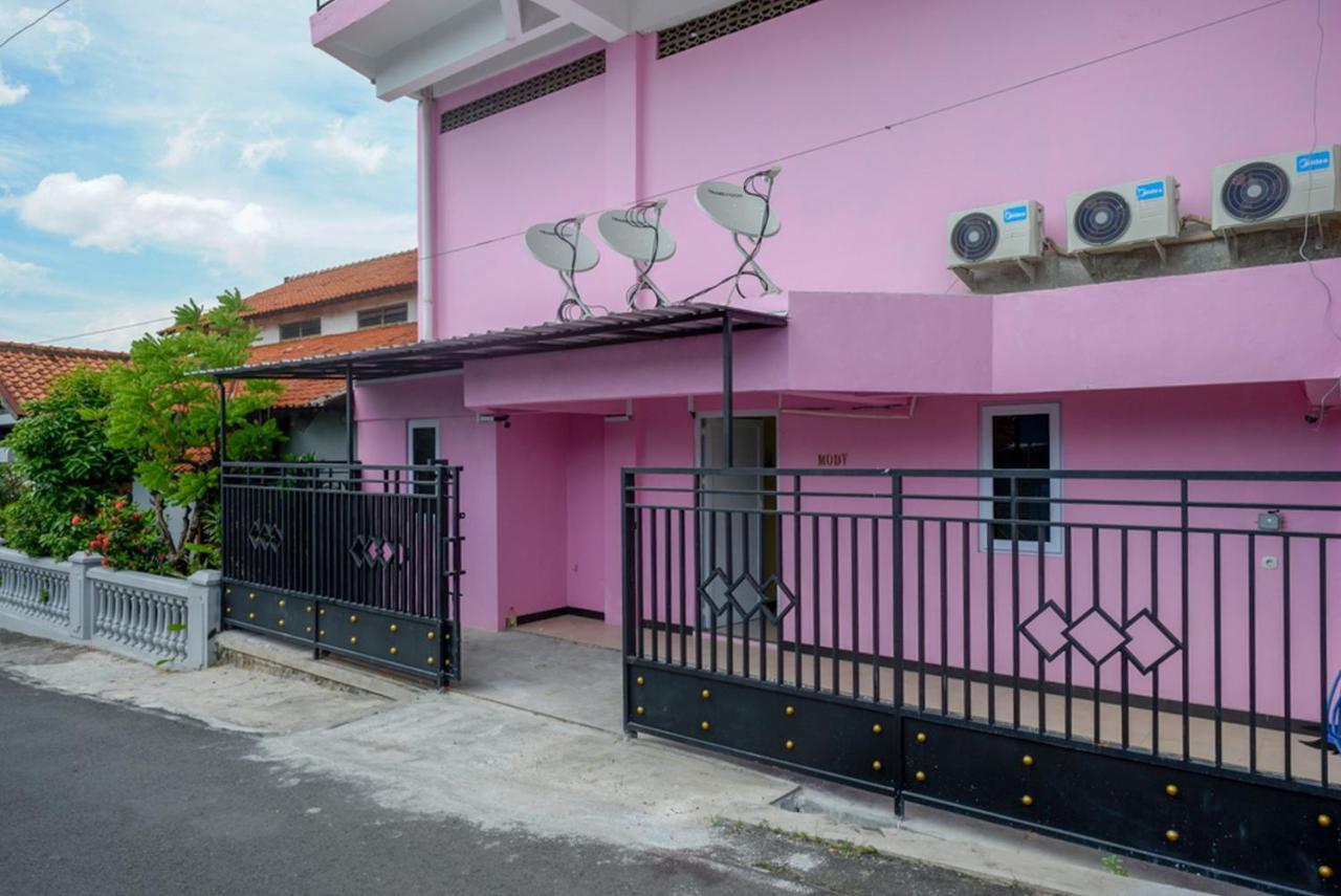 Готель Reddoorz @ Jalan Gatot Subroto Семаранг Екстер'єр фото